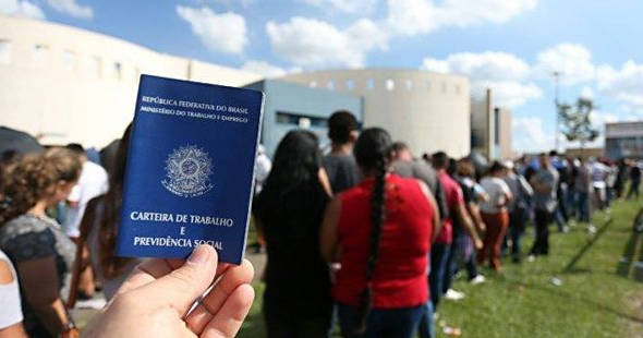IBGE: Taxa de desemprego cai para 12% no segundo semestre