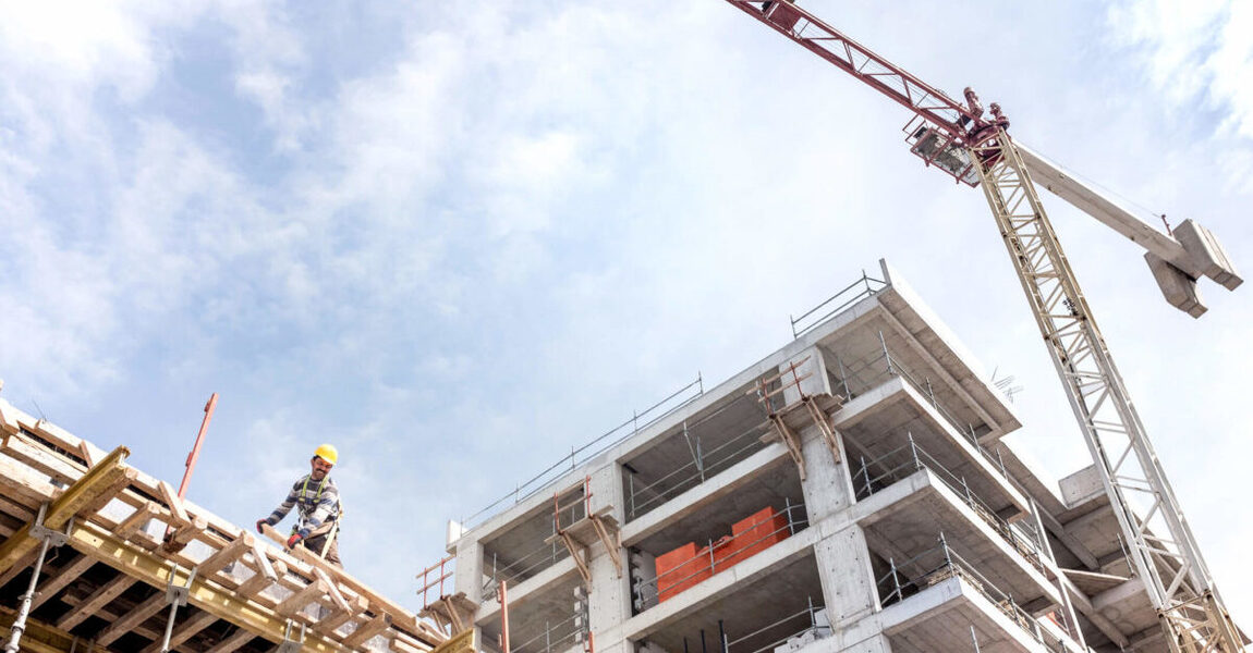 Demanda por mão de obra segue aquecida na construção civil