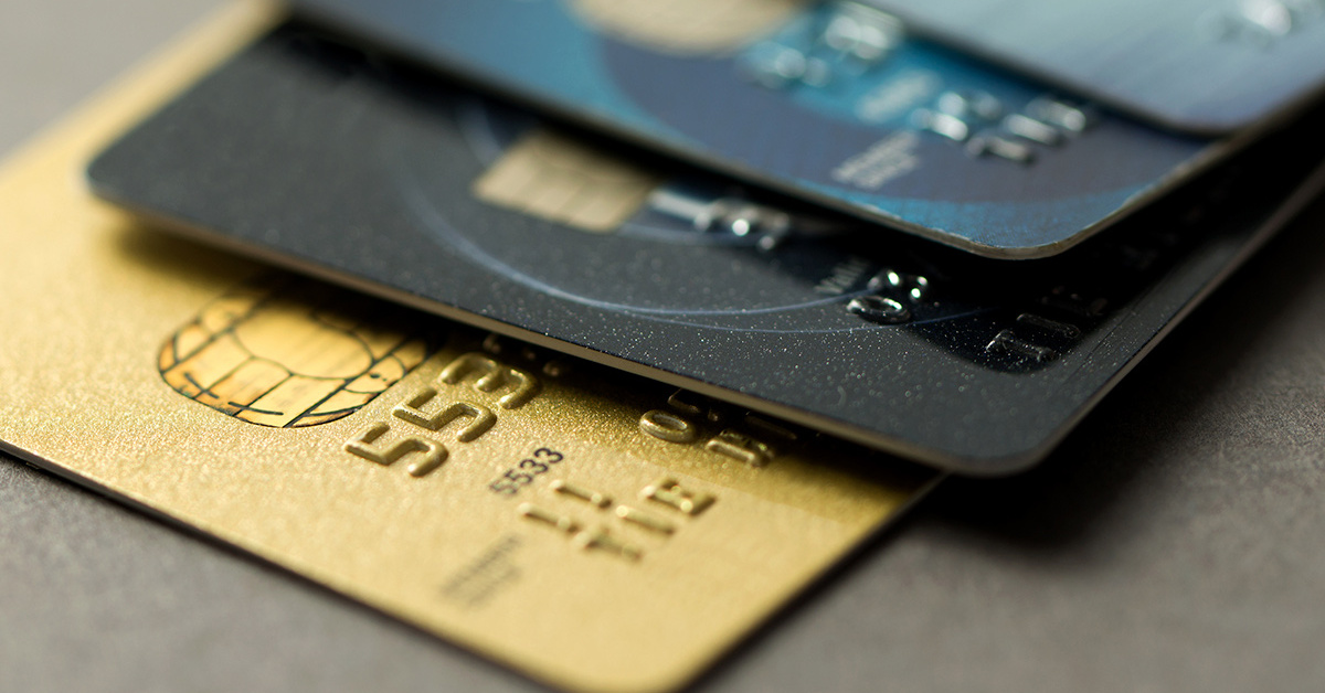 Juros de cartão de crédito sobem e atingem 421,3% ao ano em março