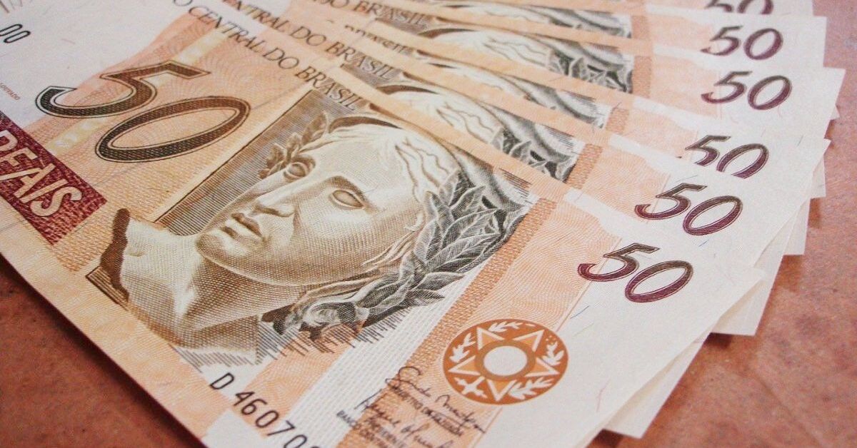 Entenda por que o salário mínimo importa para quem recebe e também para os super-ricos